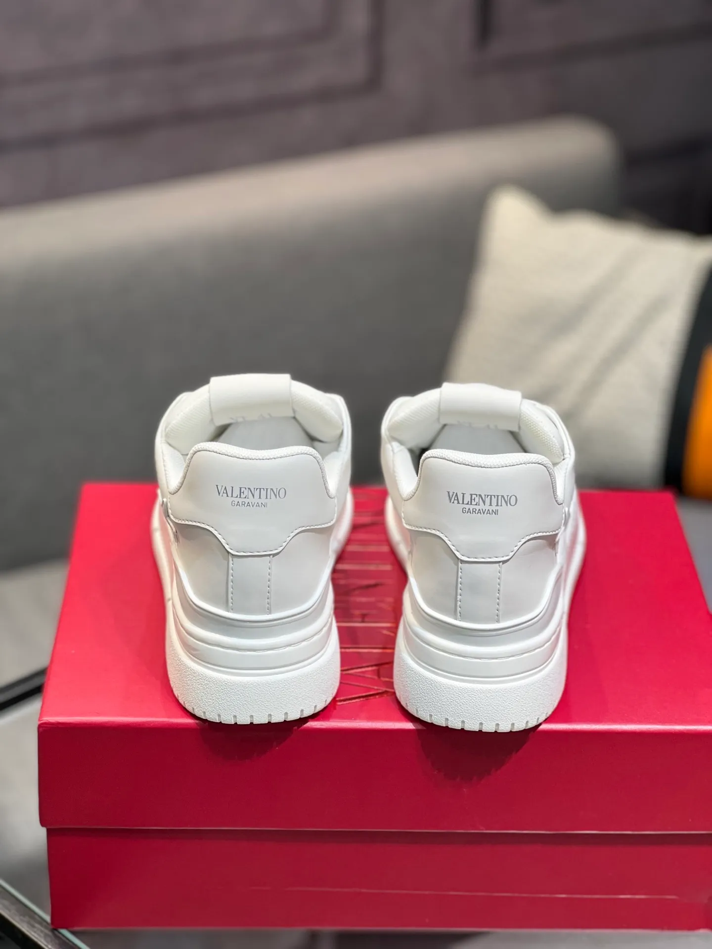 Men's Men's Shoes 💰660 Valentino 2023 early autumn new star shoes are now online! Wang Hedi and Ren Jialun have been worn by many celebrities. Who can refuse the same couple shoes as Wang Hedi! The design of Stars Stab My Heart is cool and spicy. The material of the shoes is cowhide, and every color is beautiful! Size 35-40, men’s size 39-44 (women’s 41, men’s 38, 45🉑️customized)